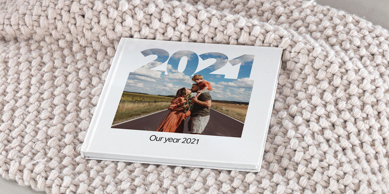 „2021" stílusban tervezett CEWE FOTÓKÖNYV borítója